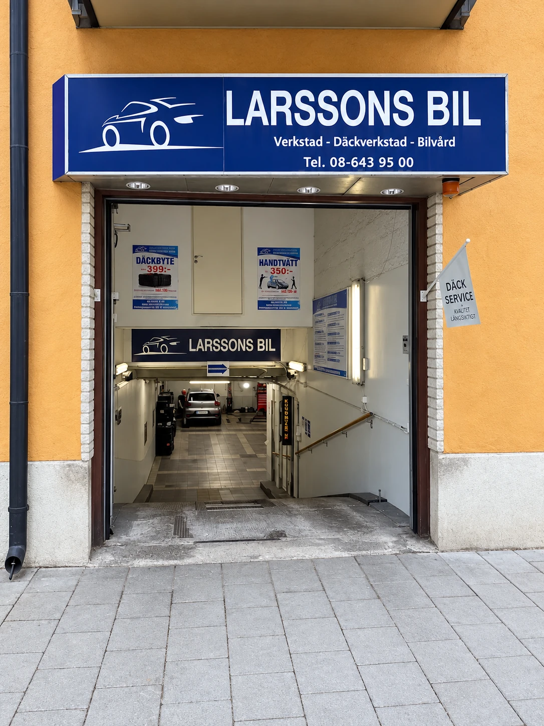Entrén till Larssons Bil på Grindsgatan 56 på Södermalm